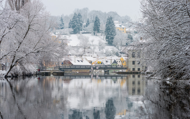 Обои картинки фото города, прага , Чехия, снег, деревья, прага, влтава, зима, река