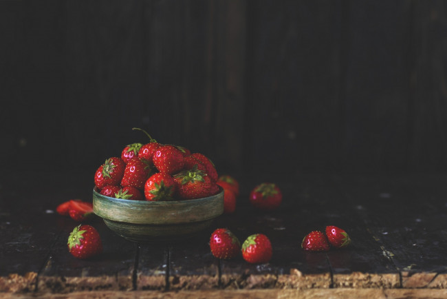 Обои картинки фото еда, клубника,  земляника, чашка, красные, ягоды