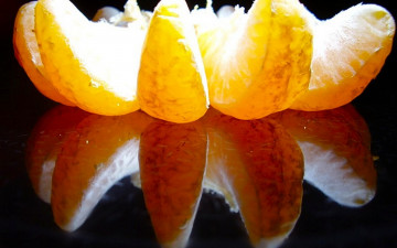 обоя еда, цитрусы, отражение, свет, дольки, фрукт, мандарин