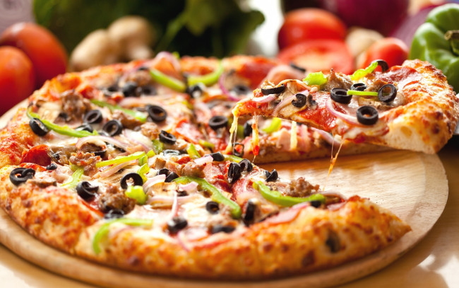Обои картинки фото еда, пицца, сыр, оливки, перец