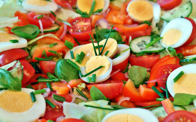 Обои картинки фото еда, салаты,  закуски, лук, базилик, яйца, помидоры