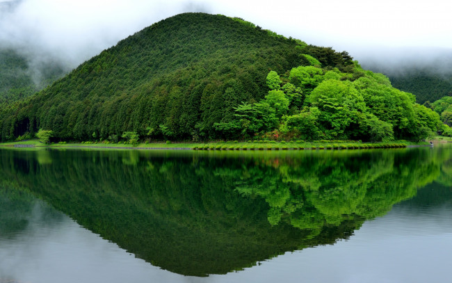 Обои картинки фото природа, реки, озера, lake, tanuki, fujinomiya, япония, гора, зелень, отражение, пейзаж