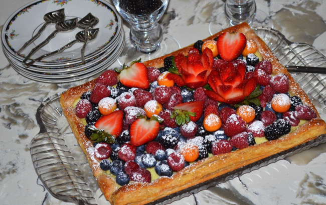Обои картинки фото еда, пироги, ягоды, десерт, пирог, ежевика, физалис, малина, голубика, клубника