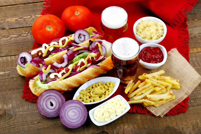 Обои картинки фото еда, бутерброды,  гамбургеры,  канапе, пиво, лук, горчица