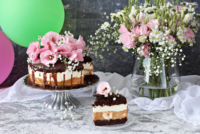 Обои картинки фото еда, торты, торт, шоколад, цветы, эустома, шарики