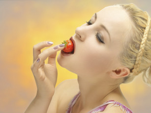 Картинка девушки -unsort+ лица +портреты ягода клубника настроение косичка макияж модель лицо рука маникюр