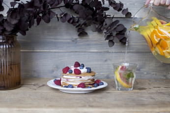 Картинка еда блины +оладьи сгущенка оладьи ягоды завтрак