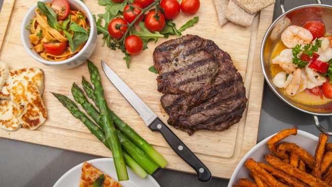 Обои картинки фото еда, мясные блюда, нож, спаржа, стейк