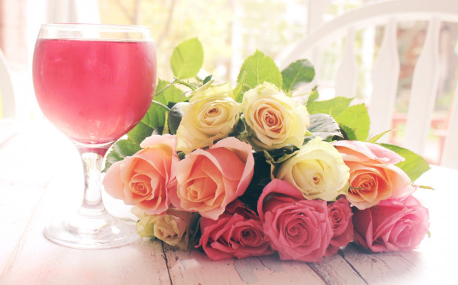 Обои картинки фото цветы, розы, букет, бокал