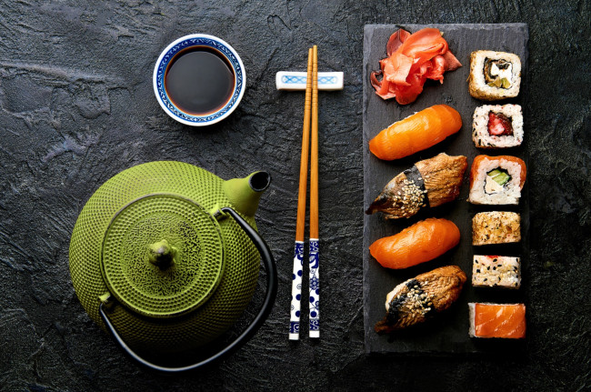 Обои картинки фото еда, рыба,  морепродукты,  суши,  роллы, роллы, соус, чайник, суши