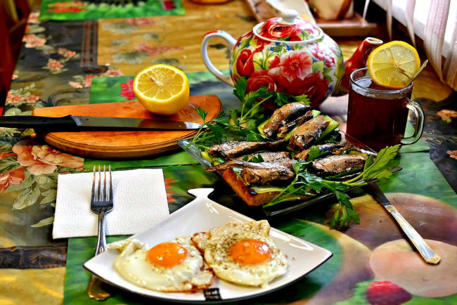 Обои картинки фото завтрак, еда, разное, рыба, яичница, чай, лимон