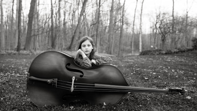 Обои картинки фото музыка, -другое, девочка, виолончель, парк, осень