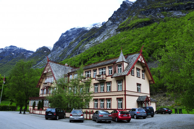 Обои картинки фото норвегия, hotel, norangsfjorden, города, здания, дома, горы, фьорд, гостиница, машины