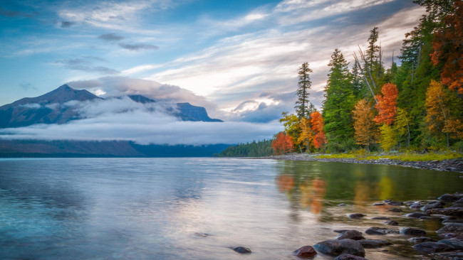 Обои картинки фото природа, реки, озера, отражение, облака, осень, горы, озеро, лес