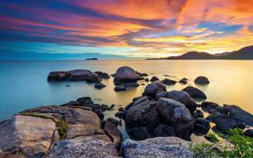 Картинка природа восходы закаты берег камни горы небо облака море закат