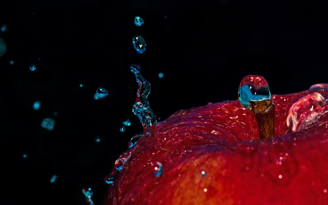 Обои картинки фото еда, Яблоки, капли, вода, красное, яблоко, брызги
