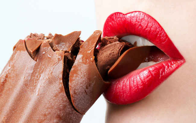Обои картинки фото разное, губы, lips, woman, мороженое, chocolate, whim, помада, фон, ice, cream