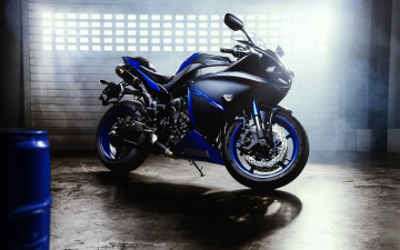 Картинка мотоциклы yamaha r-1 yzf Ямаха бочка гараж свет синий