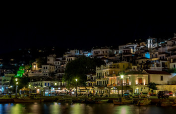 Картинка города -+панорамы ночь деревья здания фонари лодки водоем