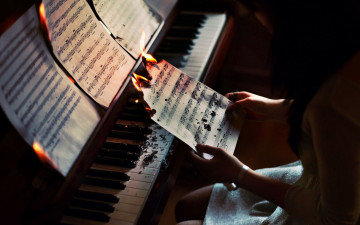 обоя музыка, -музыкальные инструменты, клавиши, ноты, огонь, пианино, девушка