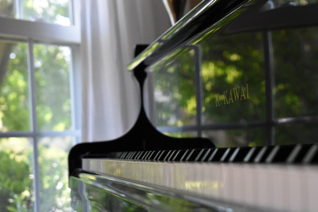 Обои картинки фото музыка, -музыкальные инструменты, пианино, клавиши, окно
