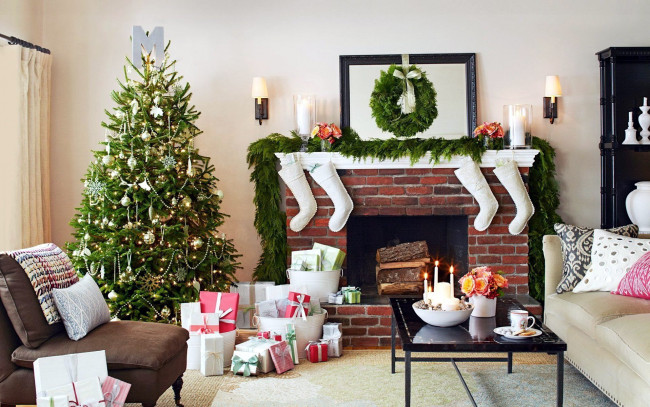 Обои картинки фото праздничные, ёлки, подарки, свечи, камин, елка