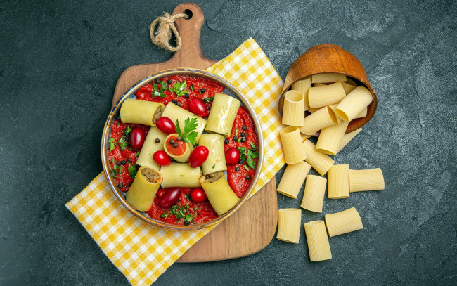 Обои картинки фото еда, макароны,  макаронные блюда, паста, соус, помидоры