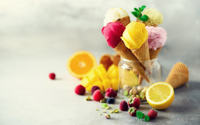 Обои картинки фото еда, мороженое,  десерты, вафельный, рожок, ягоды, лимон