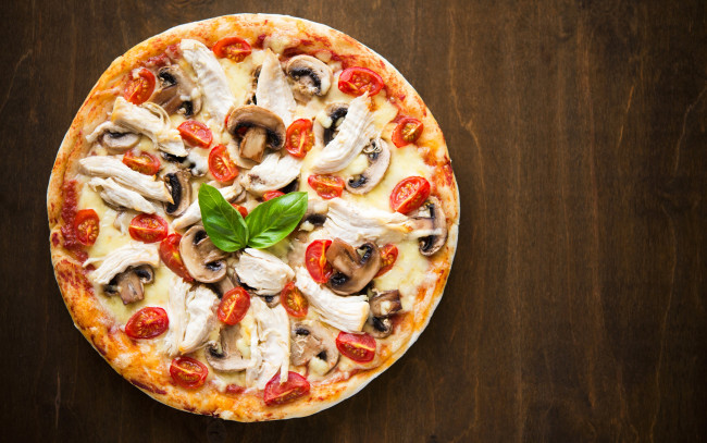 Обои картинки фото еда, пицца, мясо, сыр, грибы, помидоры