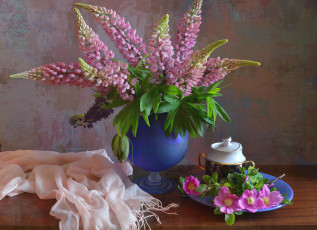 Картинка цветы разные+вместе натюрморт посуда шиповник композиция букет лето люпины