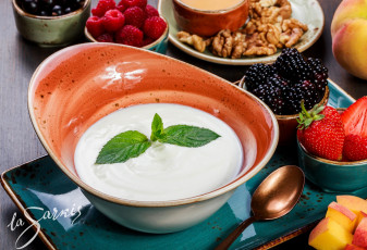 Картинка еда масло +молочные+продукты йогурт ежевика малина ягоды мята орехи клубника