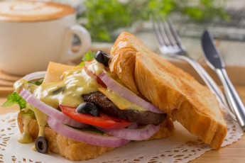 Картинка еда бутерброды +гамбургеры +канапе лук сыр маслины соус помидор бутерброд мясо