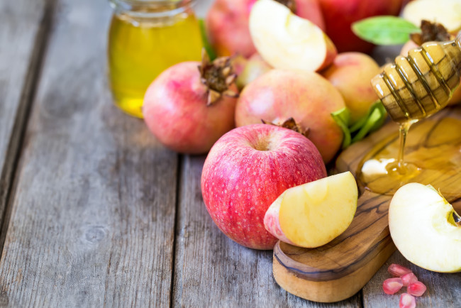 Обои картинки фото еда, фрукты,  ягоды, мед, гранат, яблоко, доски, дольки, банка