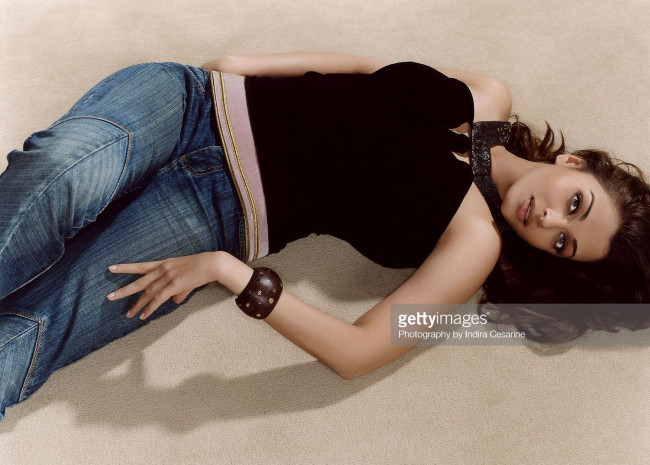 Обои картинки фото девушки, aishwarya rai, пол, топ, браслет, джинсы, модель, актриса