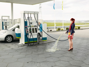 Картинка юмор+и+приколы заправка бензин женщина