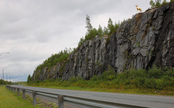 Картинка природа дороги финляндия олень статуя