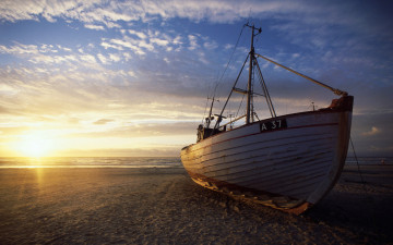 Картинка корабли баркасы буксиры берег море восход