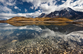 Картинка природа реки озера берег камни озеро снег отражение дно вершины горы