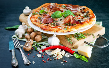 обоя еда, пицца, сыр, перец, вилка, spices, pepper, mushrooms, ham, cheese, pizza, специи, грибы, ветчина
