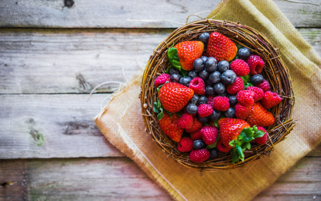 Обои картинки фото еда, фрукты,  ягоды, клубника, fresh, berries, корзинка, черника, малина, ягоды