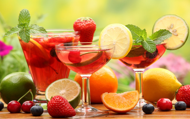 Обои картинки фото еда, напитки,  коктейль, стол, бокалы, напиток, фрукты, ягода, клубника, лимон, лайм, апельсин, вишня, оливки