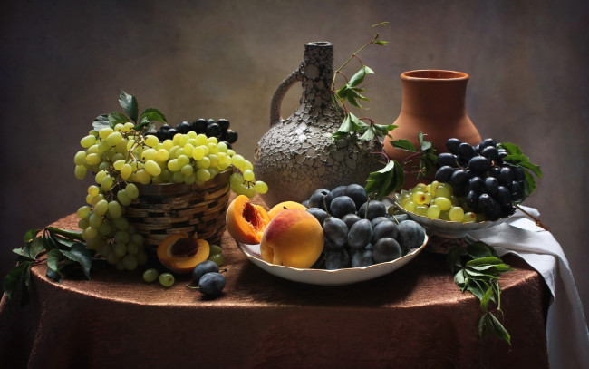 Обои картинки фото еда, натюрморт, виноград, сливы, персики, кувшин