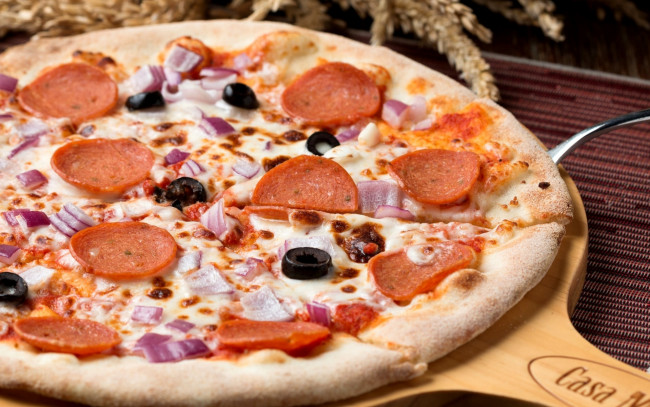 Обои картинки фото еда, пицца, сыр, колбаски, лук, маслины