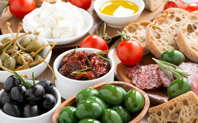 Обои картинки фото еда, разное, bread, olives, хлеб, vegetables, оливки, помидор, tomatoes, sausage, овощи, колбаса