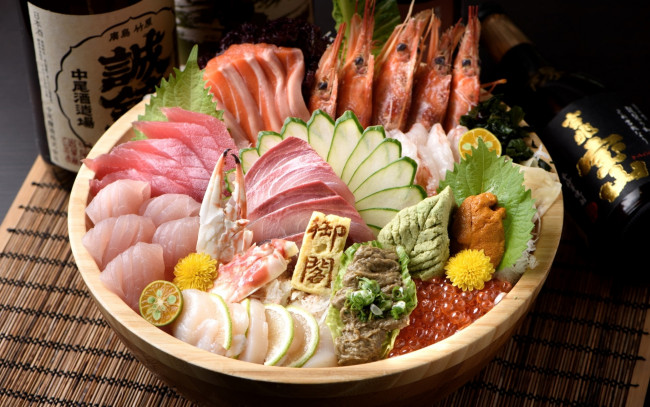 Обои картинки фото еда, рыба,  морепродукты,  суши,  роллы, морепродукты, тунец, лосось, креветки, икра, ассорти