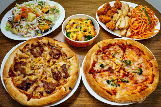 Обои картинки фото еда, пицца, салат, овощи