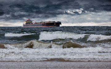 Картинка корабли танкеры горизонт небо танкер пасмурно волны море берег прибой корабль тучи