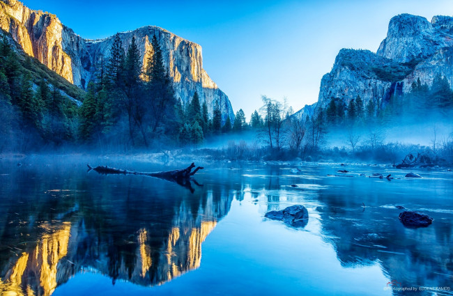Обои картинки фото природа, реки, озера, коряга, камни, туман, озеро, скалы
