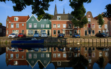 Картинка города -+улицы +площади +набережные лодка отражение дома автомобили деревья канал вода