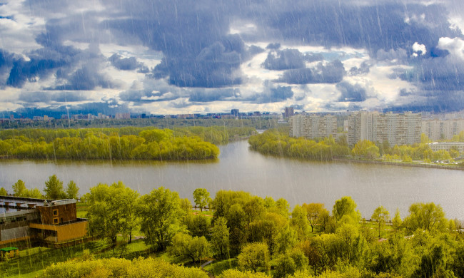 Обои картинки фото города, москва , россия, дождь, москва, небо, река, тучи, дома, деревья